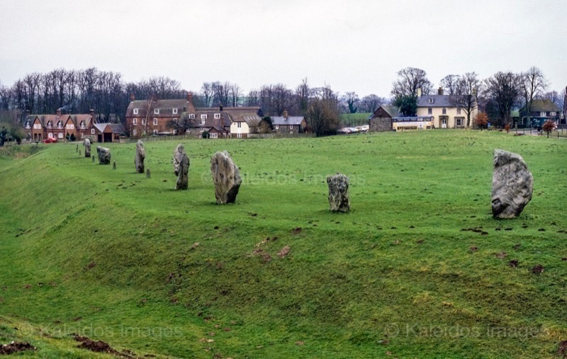 Avebury, stone circle, henge, megalith, Neolithic, UNESCO World Heritage Site, Wiltshire, England, prehistoric monument, sarsen stone, archaeology, Stonehenge, Early Bronze Age, ceremonial site, ritual landscape, Alexander Keiller, National Trust, ancient monument, archaeological site, Neolithic Britain, sacred landscape, prehistoric astronomy, ancient Britain, heritage site, Kaleidos, Kaleidos images, La parole à l'image, Tarek Charara